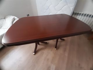 Mesa extensible de madera con sillas a juego.