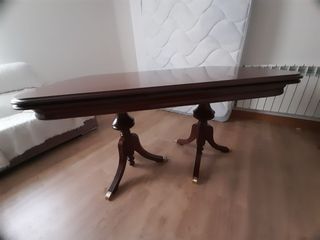 Mesa extensible de madera con sillas a juego.