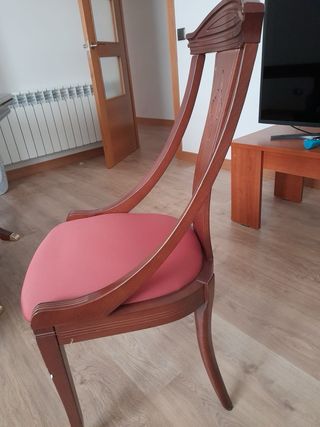 Mesa extensible de madera con sillas a juego.