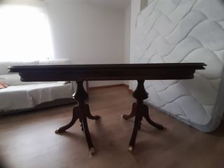 Mesa extensible de madera con sillas a juego.