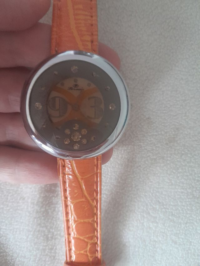 Reloj naranja