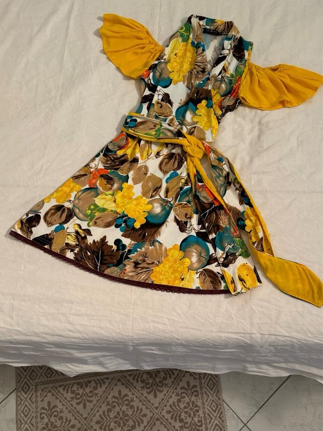 Vestito estivo fantasia, maniche crop in giallo