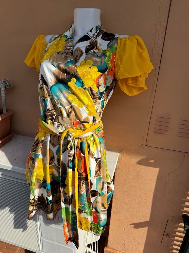 Vestito estivo fantasia, maniche crop in giallo