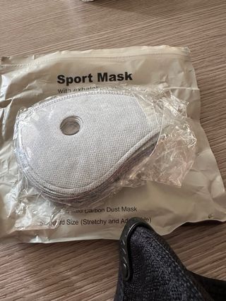 Mascherina per sportivi al carbonio