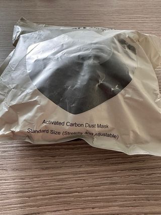 Mascherina per sportivi al carbonio