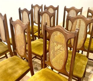 Sillas antiguas, juntas o separadas.