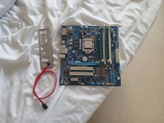 Placa base con procesador y RAM