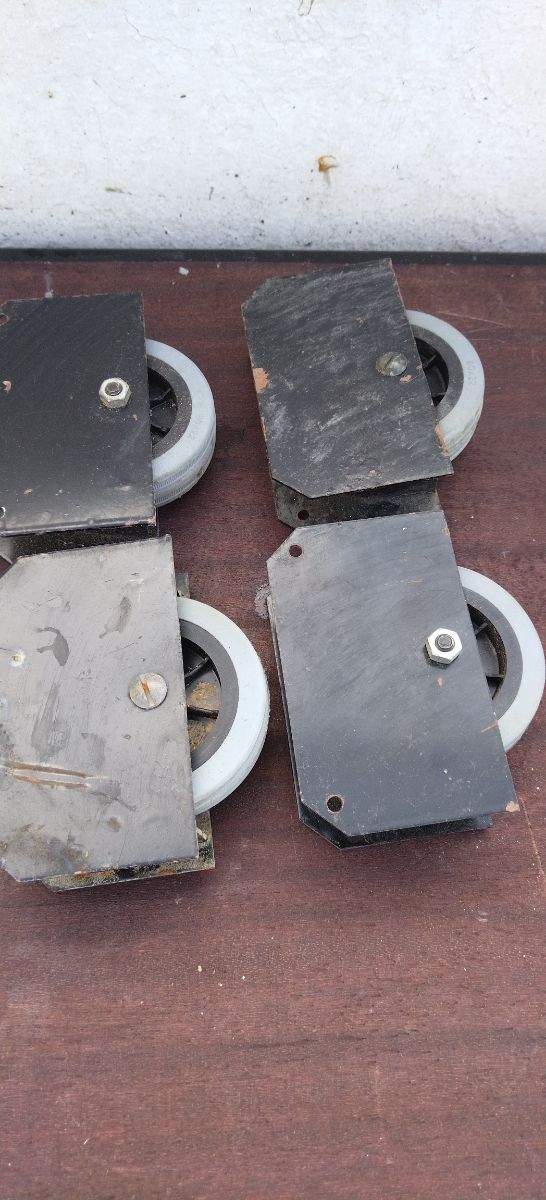 Lote 4 ruedas con soporte metálico 