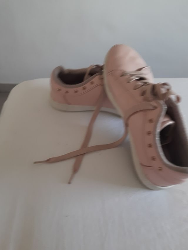 Zapatillas Guess N. 38 = 2 €