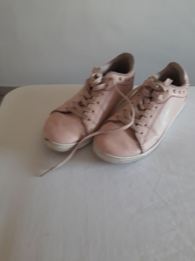 Zapatillas Guess N. 38 = 2 €