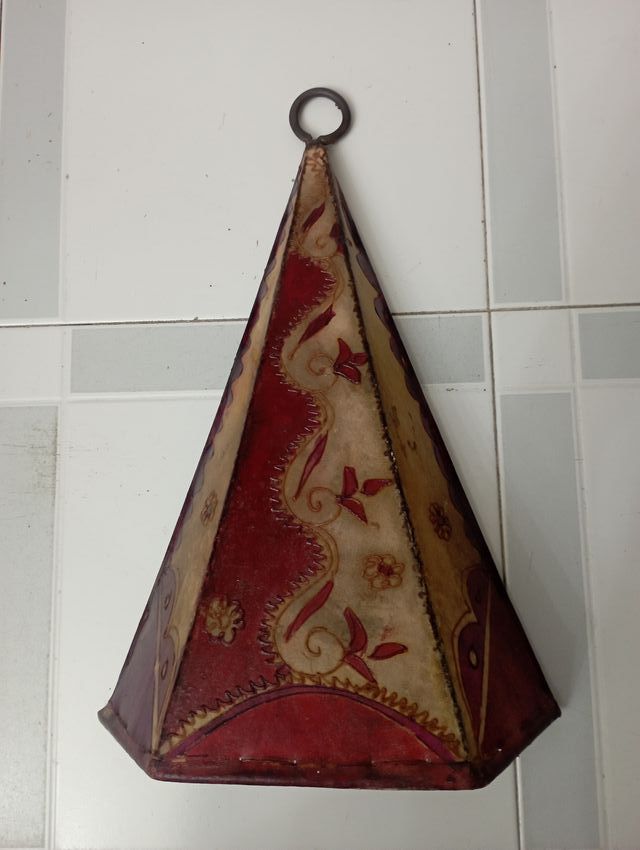 Pantalla cubre lámparas artesanal de metal y cuero