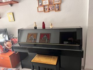 Piano Yamaha C108.