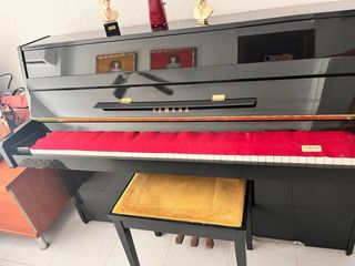 Piano Yamaha C108.