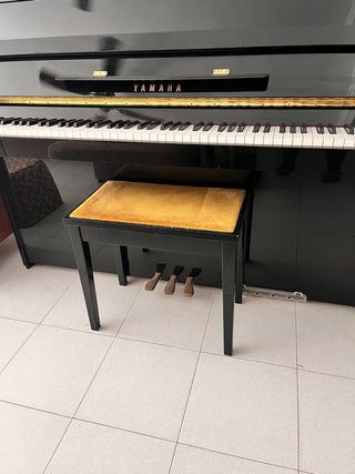 Piano Yamaha C108.