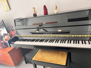 Piano Yamaha C108.