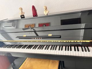 Piano Yamaha C108.