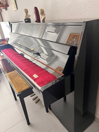 Piano Yamaha C108.