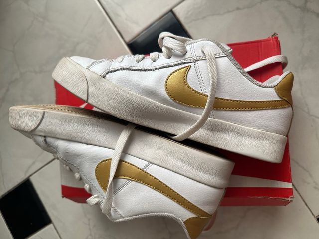 scarpe sneakers Nike Court Royale bianche e oro