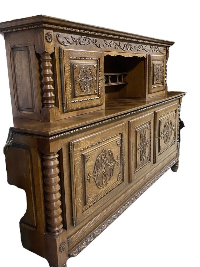 Mueble aparador tallado en madera