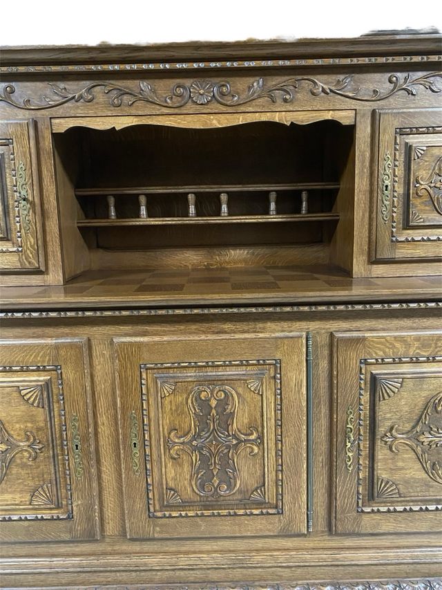 Mueble aparador tallado en madera