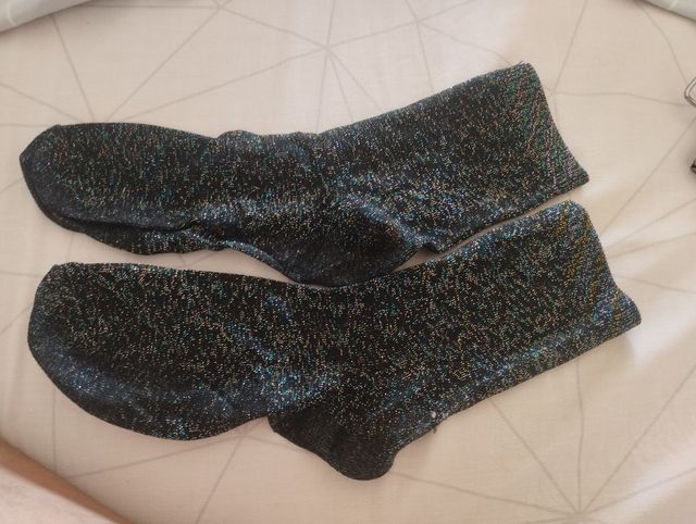 Calcetines negros con brillos