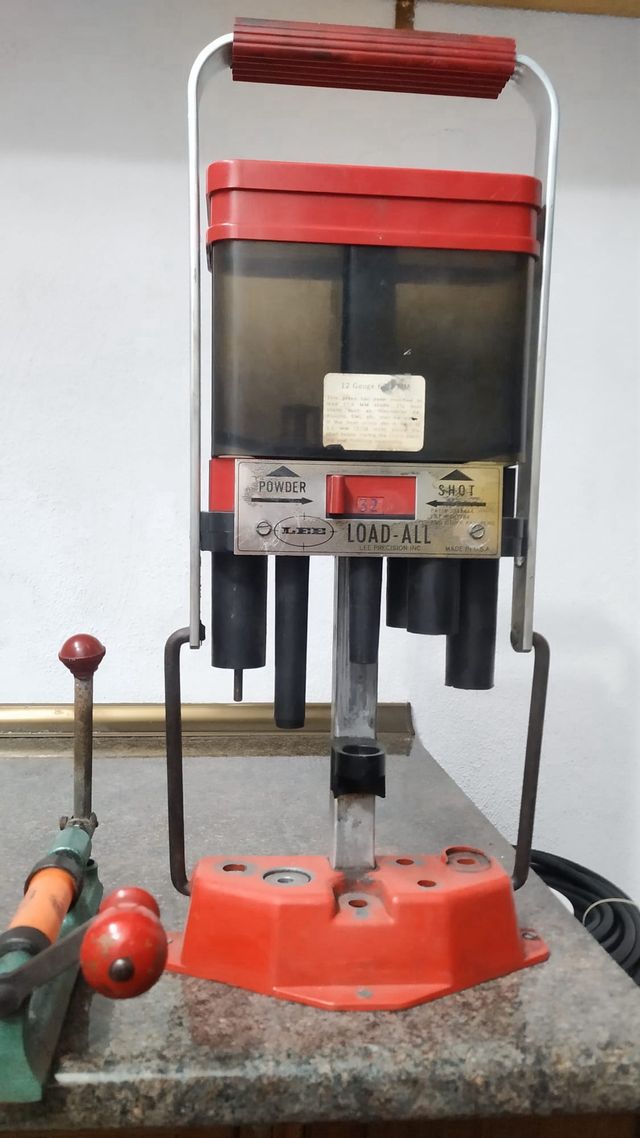 Máquina para cargar cartuchos y rebordeadora