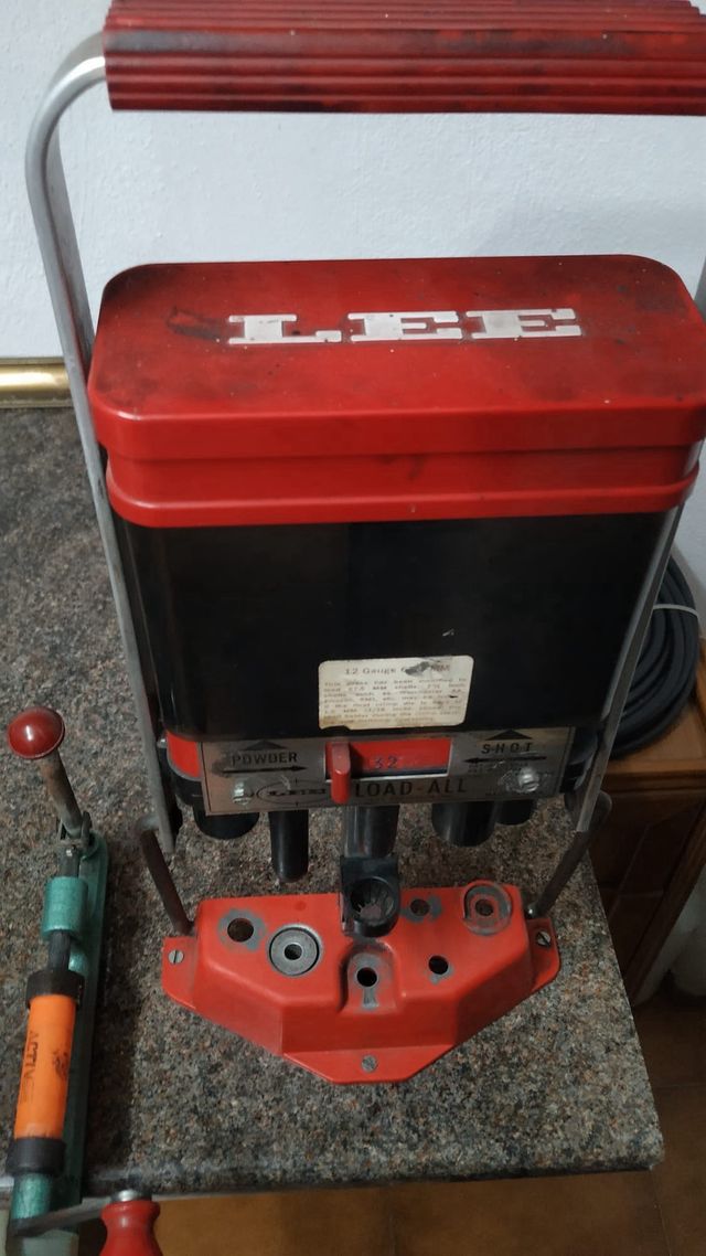 Máquina para cargar cartuchos y rebordeadora