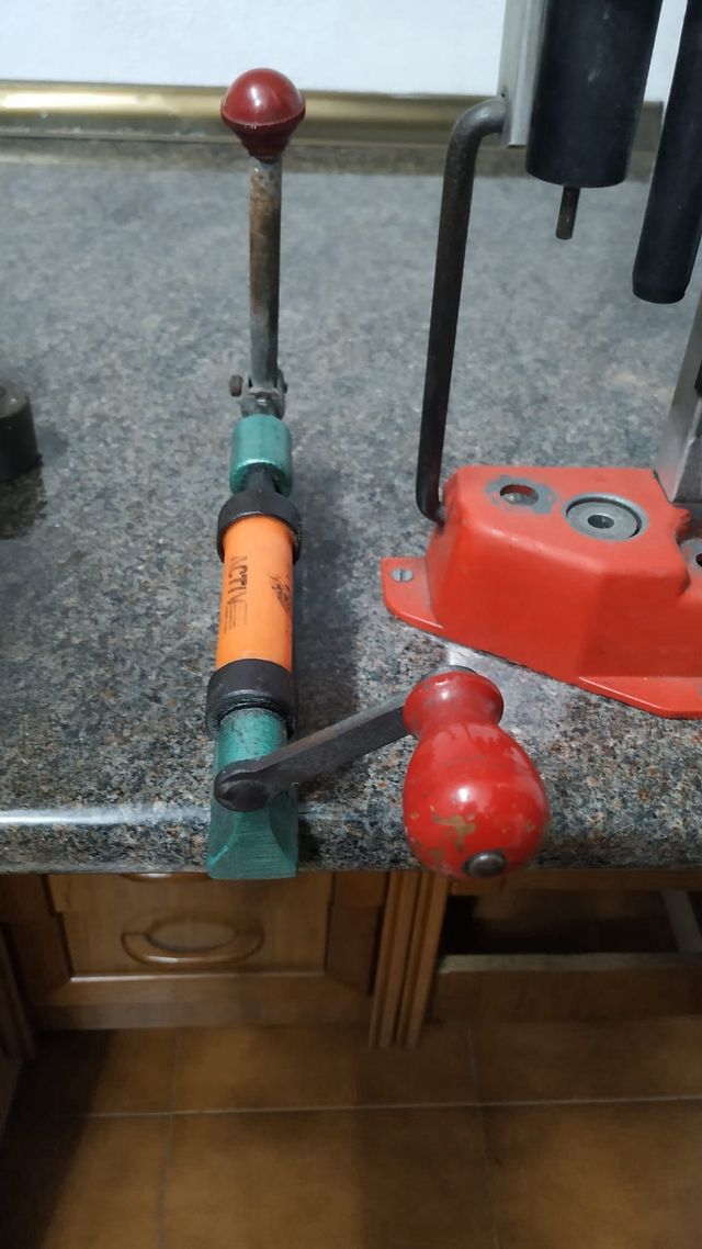 Máquina para cargar cartuchos y rebordeadora