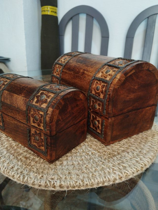 Conjunto de dos cofres de madera
