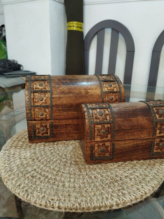 Conjunto de dos cofres de madera