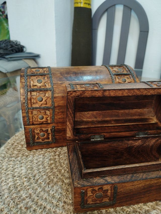 Conjunto de dos cofres de madera