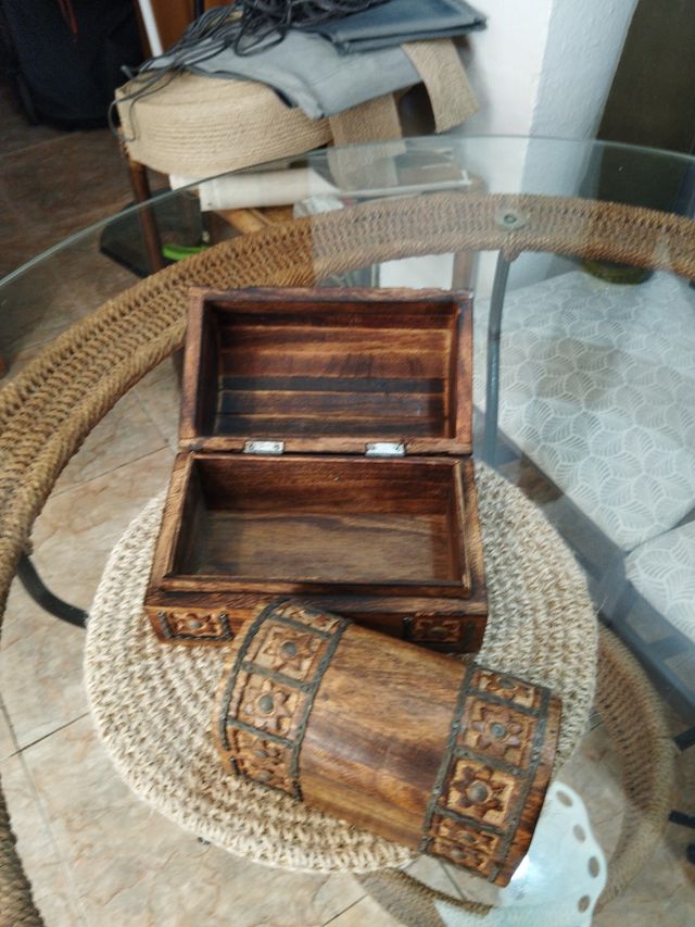 Conjunto de dos cofres de madera