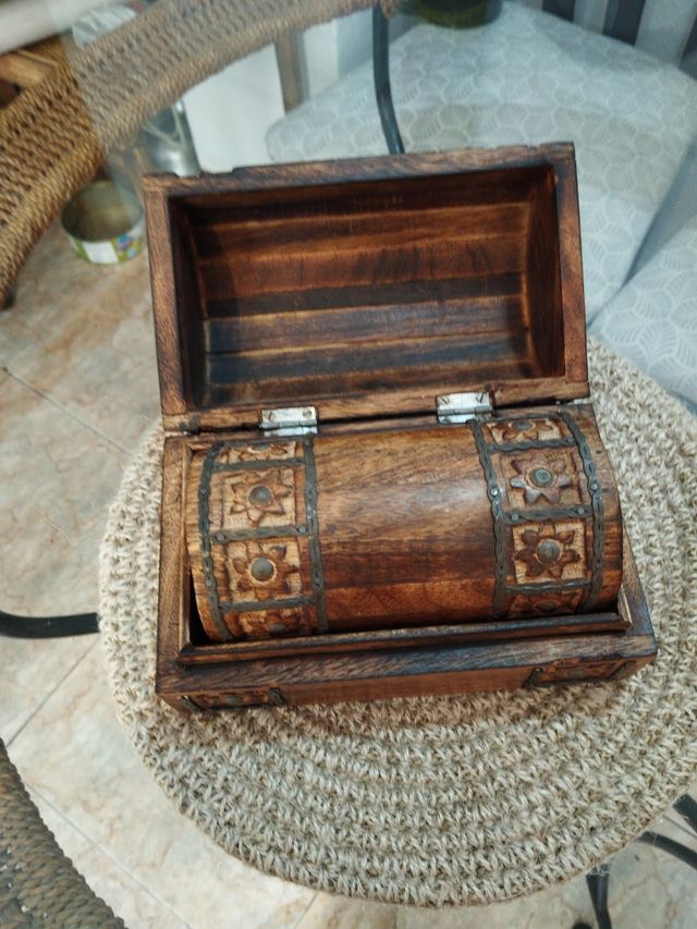 Conjunto de dos cofres de madera