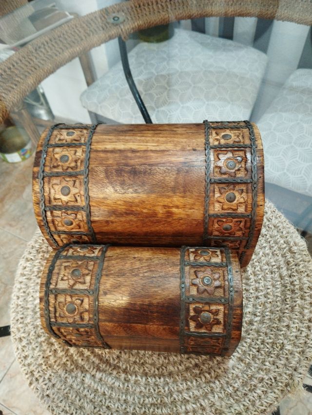 Conjunto de dos cofres de madera