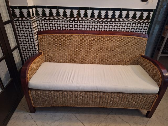 Sofá de mimbre con cojin
