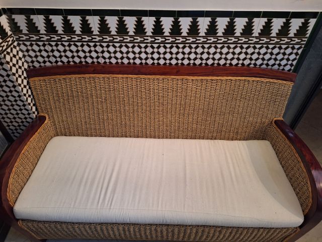 Sofá de mimbre con cojin