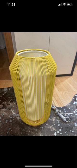 Lampara con pie en madera , nueva 