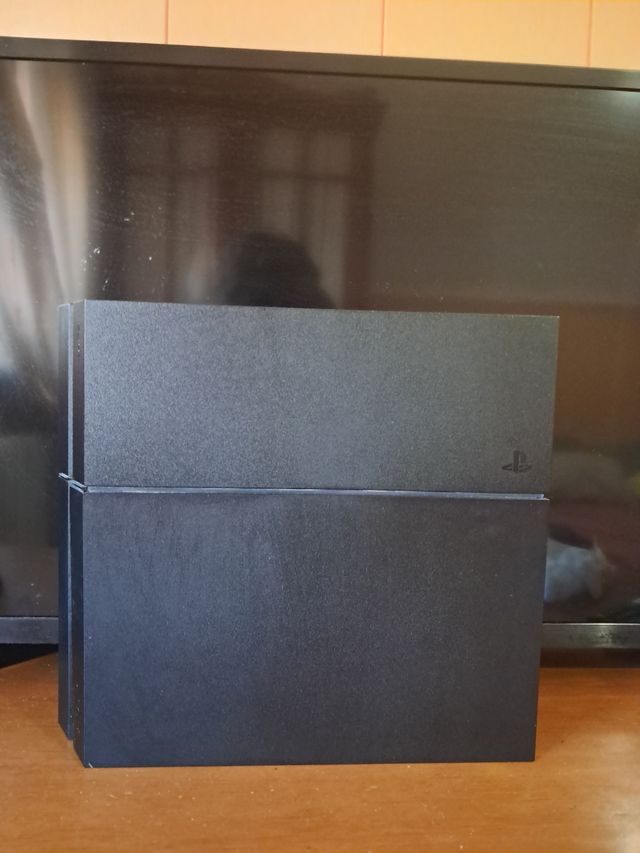 Playstation 4 con un mando