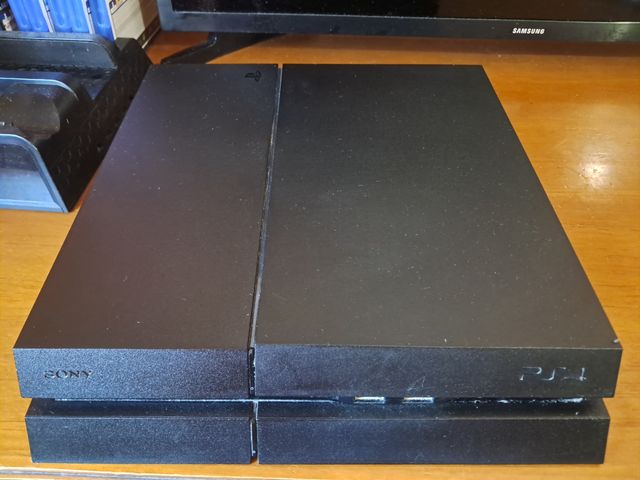 Playstation 4 con un mando