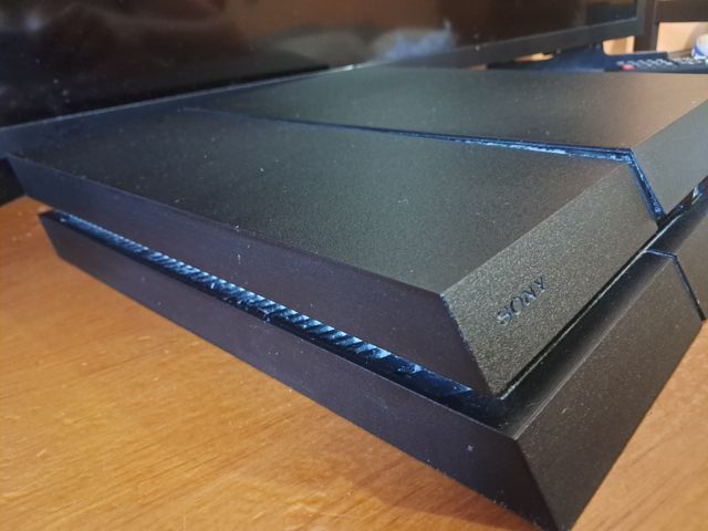 Playstation 4 con un mando