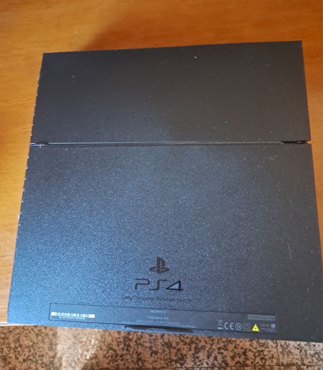 Playstation 4 con un mando