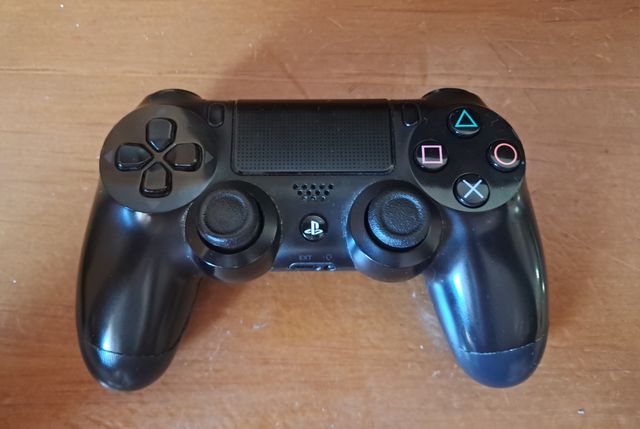 Playstation 4 con un mando