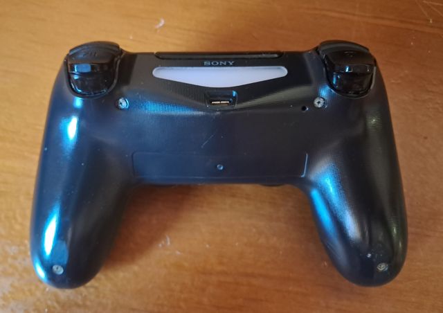 Playstation 4 con un mando