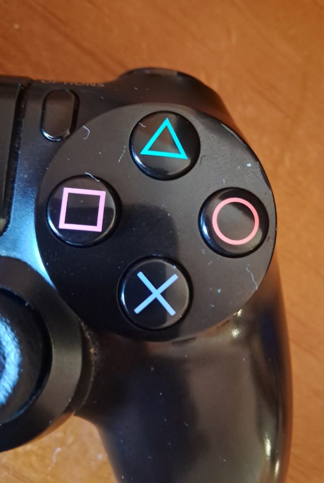 Playstation 4 con un mando