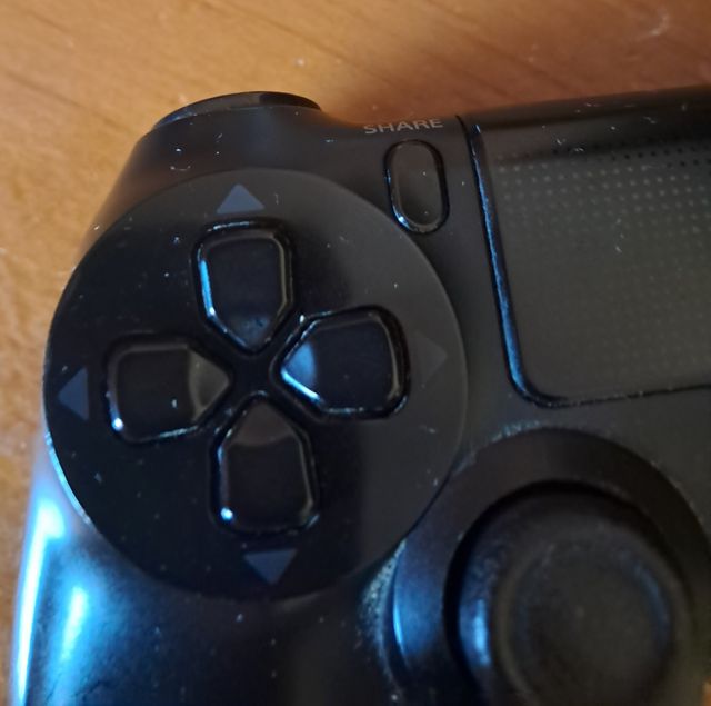 Playstation 4 con un mando