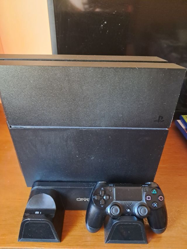 Playstation 4 con un mando