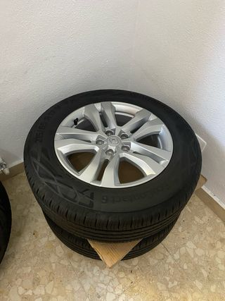 Vendo 4 ruedas y neumaticos 215/65/17 nuevos !!!