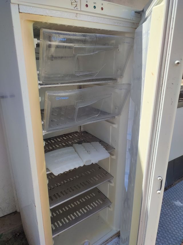 Congelador,nevera de cristal y nevera.