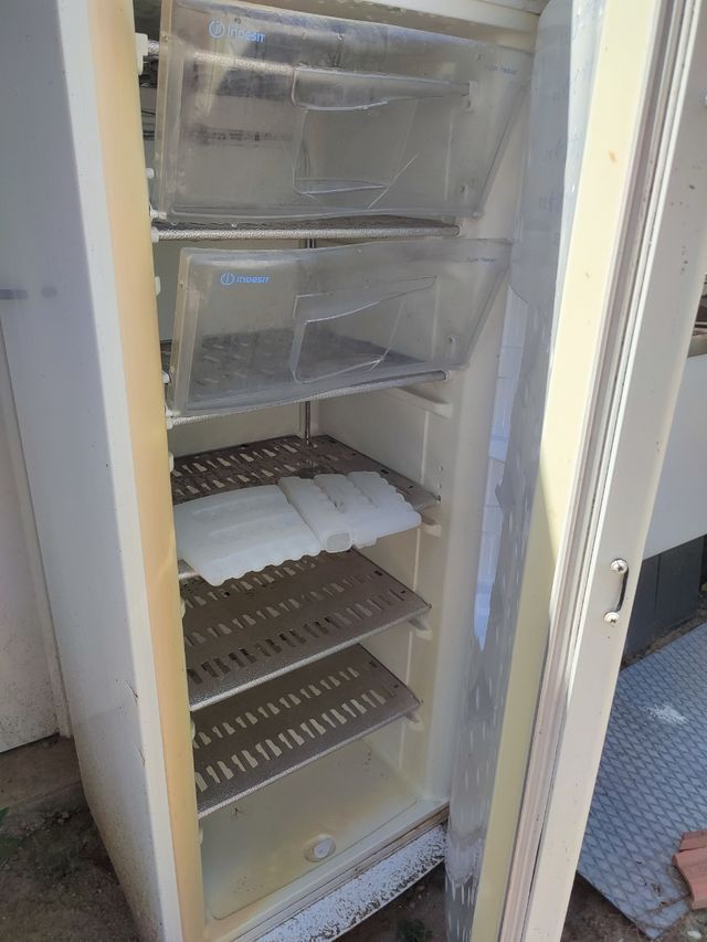 Congelador,nevera de cristal y nevera.