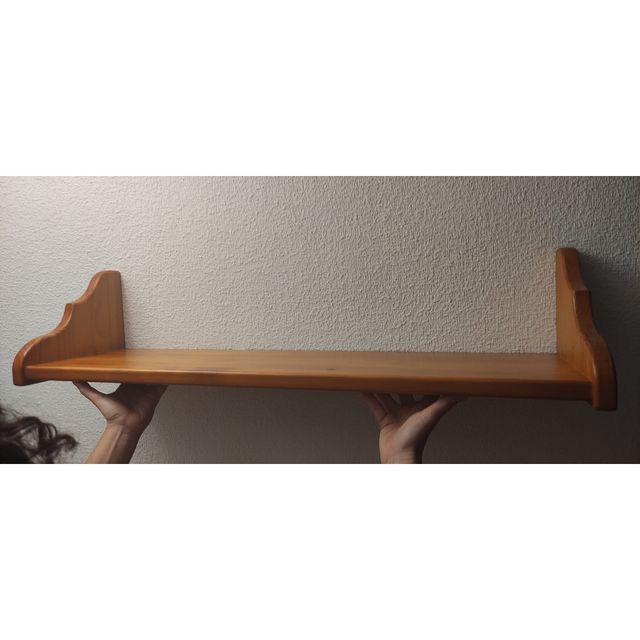 Estante de madera de pino